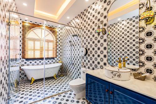 y baño con bañera, aseo y lavamanos. en T-Maison Riad Villa, with Pool, Karaoke, Billiards, near beach, Vung Tau en Vung Tau