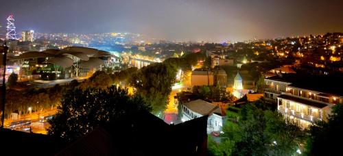 Nespecifikovaný výhled na destinaci Tbilisi nebo výhled na město při pohledu z hotelu