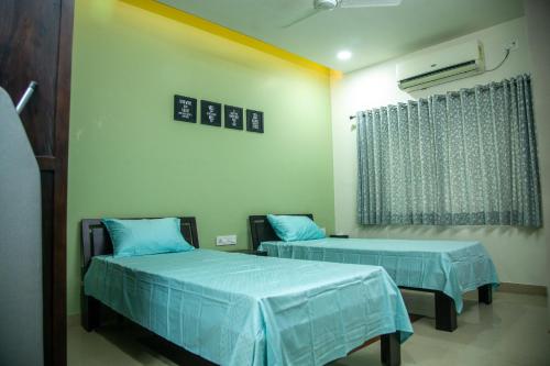 Кровать или кровати в номере Devipuram Delight Homely Comforts Near AIIMS Jodhpur