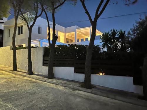 SaronidaにあるSaronida Boutique Villa Private Pool, Sea views, Lovely Gardens & Roof Terraceの正面のベンチ付き家