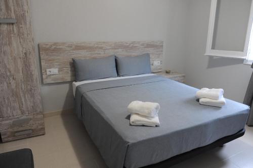 sypialnia z łóżkiem z ręcznikami w obiekcie Casa L'Era 1967 w mieście Pau