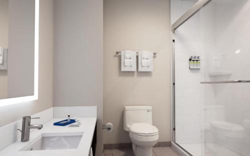 Koupelna v ubytování Holiday Inn Express & Suites Hawaiian Gardens by IHG