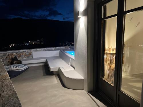 Piscina di ZETINE SUITES SIKINOs o nelle vicinanze