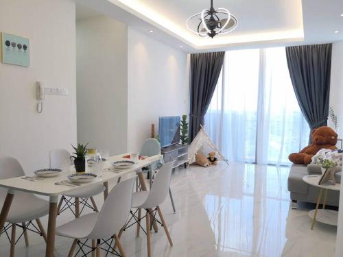 uma sala de jantar branca com uma mesa e cadeiras em Hanns&KingBed&WIFI&Pool& Parking&Sauna&Sunshine Classic Comfort Homstay em Sibu