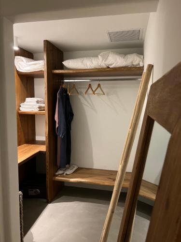 Letto o letti a castello in una camera di ZETINE SUITES SIKINOs