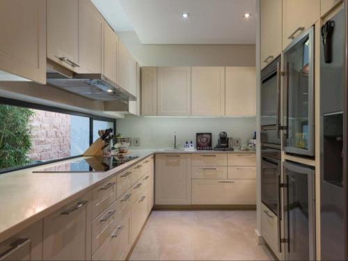 Кухня или мини-кухня в Majestic Villa
