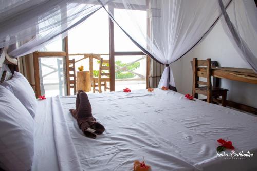 En eller flere senge i et værelse på Uroa Zanzibar Vera Beach Hotel by Moonshine