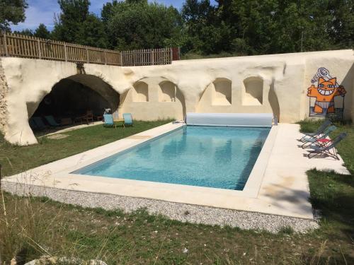 una piscina en el patio de una casa en Les pieds dans l'eau: Gîte Gervanne - Plage privée, en Blacons