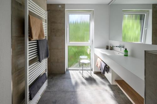 bagno con lavandino e finestra di Gästehaus zum Weintraum 