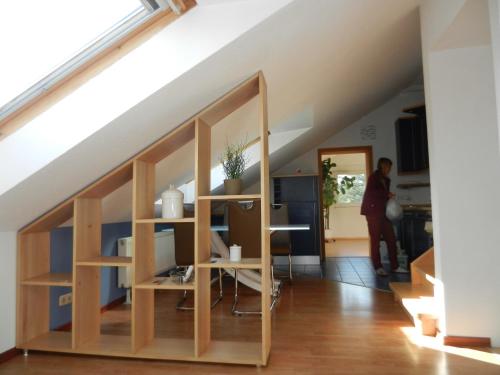 um quarto debaixo das escadas com prateleiras de madeira em Dachgeschoss Feriewohnung für Zwei em Colônia