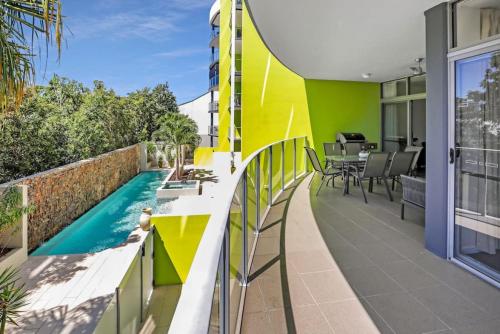 Casa con balcón con piscina en Pool View City Centre Apartment 202 en Cairns