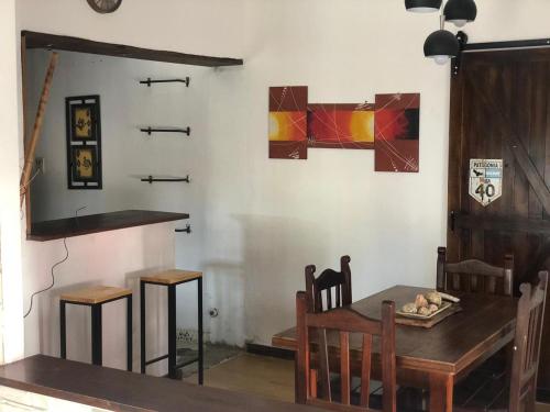 - une salle à manger avec une table et des chaises en bois dans l'établissement tecnológica, à Concordia
