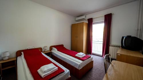 a hotel room with two beds and a window at ViiLaEne in Deta