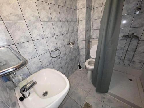 un baño con lavabo e inodoro en ViiLaEne, en Deta