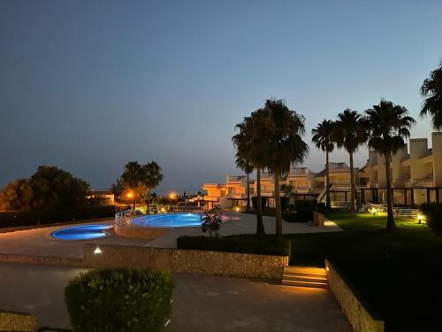 een binnenplaats met een fontein met palmbomen en gebouwen bij Amazing View With Pool in Albufeira