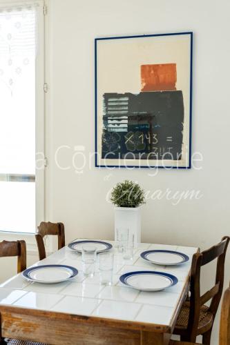 - une table à manger avec des plaques bleues et blanches dans l'établissement AL36 - Appartement vue mer exceptionnelle, à Ault