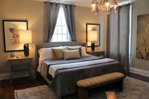 um quarto com uma cama grande, 2 candeeiros e uma janela em Augusta Guest House em Augusta