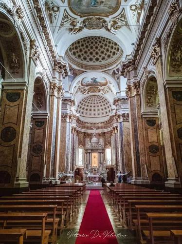 a large room with a red carpet in a church at Civico 62 - Case Vacanza D Andrea in Pratola Peligna