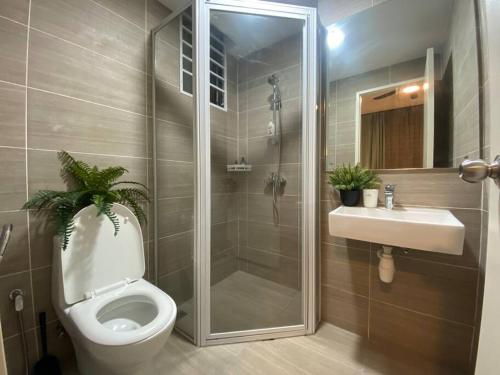 uma casa de banho com um chuveiro, um WC e um lavatório. em Brand New Condo in Kuala Lumpur em Kuala Lumpur