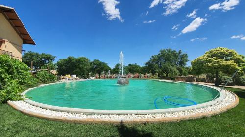 una gran piscina con una fuente en un parque en Finca La Calancha, en Cuerva