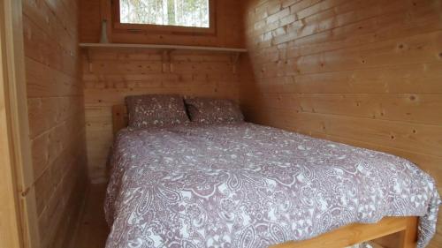 Raistiko Talu- Farmhouse, off-grid cabin and moreにあるベッド