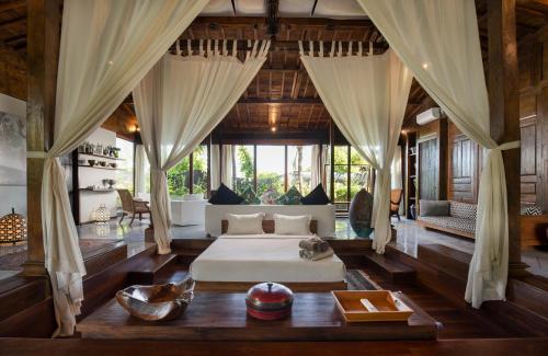 - une chambre avec un lit dans une villa dans l'établissement Villa Markisa Echo Beach, à Canggu