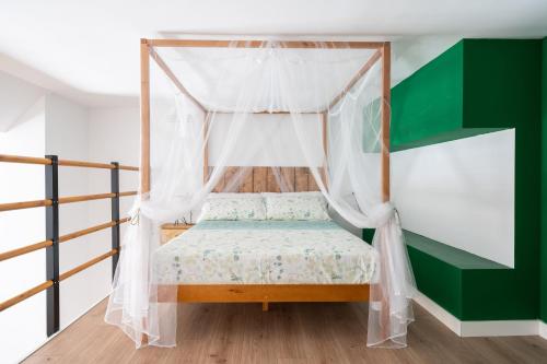 una camera con letto a baldacchino di BEL APPARTEMENT A ETRENER PROCHE DE LA PLAGE a Valencia