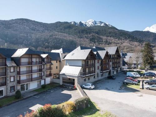 - une vue aérienne sur un complexe avec un parking dans l'établissement Appartement Confortable pour 4 à Saint-Lary Village, Proche Thermes et Télécabine - FR-1-296-356, à Saint-Lary-Soulan