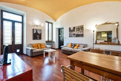 トリノにあるMoleloca - Casa Artisti 13のリビングルーム(ソファ、テーブル付)