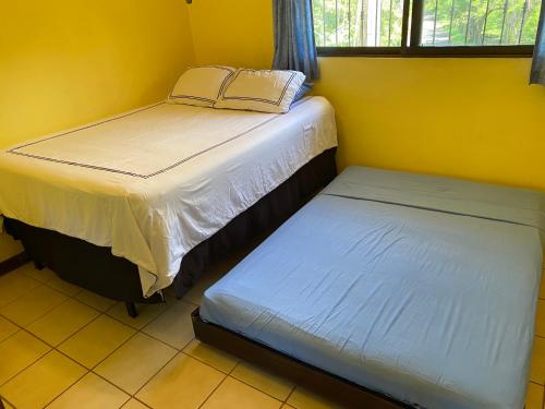 1 Schlafzimmer mit 2 Betten und einem Fenster in der Unterkunft Soleil Studio Ocotal in Sardinal