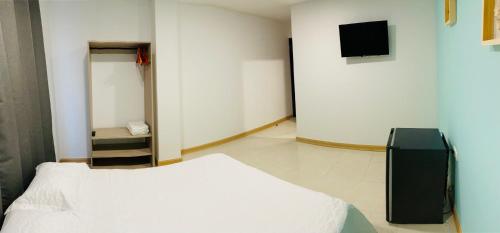 a room with a bed and a television in it at Casa Arena San Andres in San Andrés