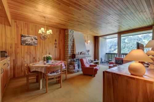 un salon avec une table et des chaises et une chambre avec dans l'établissement Les Marmottes du Morzena, à Morzine