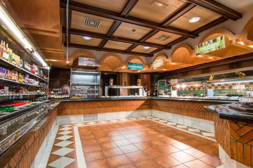 a bar in a restaurant with a counter top at Hotel Abades Guadix in Guadix