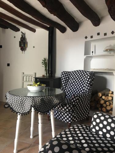 - une salle à manger avec une table et des chaises dans l'établissement Las casillas de la Villa: TANGO, à Montefrío