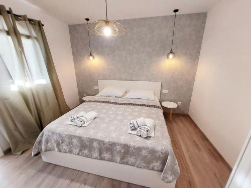 sypialnia z łóżkiem z dwoma ręcznikami w obiekcie Luxury Sea View Apartment w mieście Jesenice