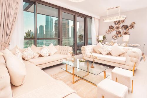 Posezení v ubytování Elite Royal Apartment - Panoramic Full Burj Khalifa, Fountain & Skyline View - ACed direct connection to Dubai Mall - Governor