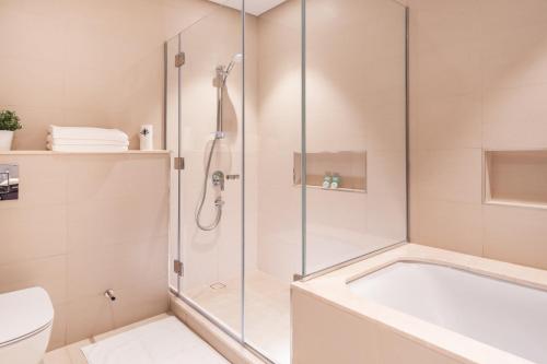 ein Badezimmer mit einer Dusche, einer Badewanne und einem WC in der Unterkunft Elite Royal Apartment - Panoramic Full Burj Khalifa, Fountain & Skyline View - ACed direct connection to Dubai Mall - Governor in Dubai
