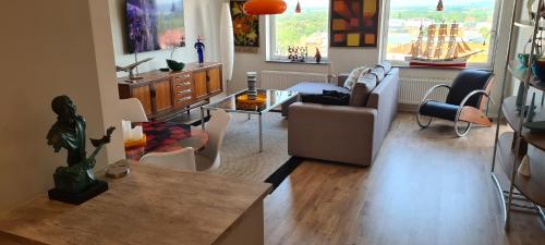 uma sala de estar com um sofá e uma mesa em LUXURY CITY VIEW APARTMENT em Kristianstad