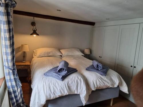 Postel nebo postele na pokoji v ubytování Remarkable 4-Bed Cottage in Cearleon