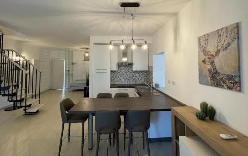 una cucina e una sala da pranzo con tavolo e sedie di Appartamento LA ROTONDA a Milano Marittima