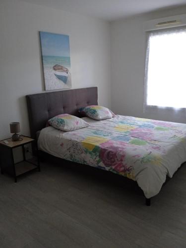 1 dormitorio con cama y ventana en Korelo, en Ploemeur