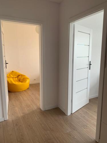 een lege kamer met twee deuren en een geel object bij Wiśnia in Malbork