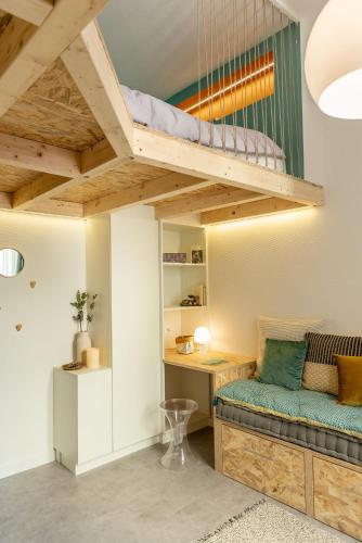 - une chambre avec une mezzanine, un bureau et un lit dans l'établissement La Cabane - Cocon - RBNB, à Strasbourg