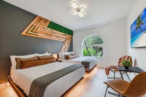 1 dormitorio con 2 camas y ventana en Glamour Villa - 5BR, Heated Pool, Game Haven L23, en Miami