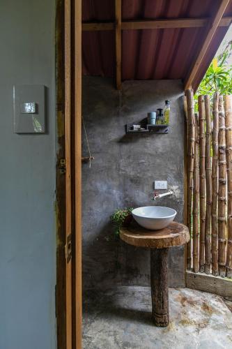 サンタ・ベロニカにあるHostal Campomarのバスルーム(テーブルの上に洗面台付)