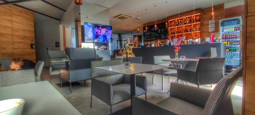 Area lounge atau bar di Apart - Czarna Góra Resort & Spa Narty, rowery, wyciągi, Śnieżnik