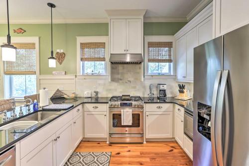 Η κουζίνα ή μικρή κουζίνα στο Breezy Home with Grills, Pool and Beach Access!
