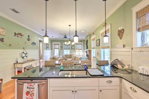 Η κουζίνα ή μικρή κουζίνα στο Breezy Home with Grills, Pool and Beach Access!