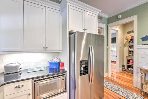 Η κουζίνα ή μικρή κουζίνα στο Breezy Home with Grills, Pool and Beach Access!