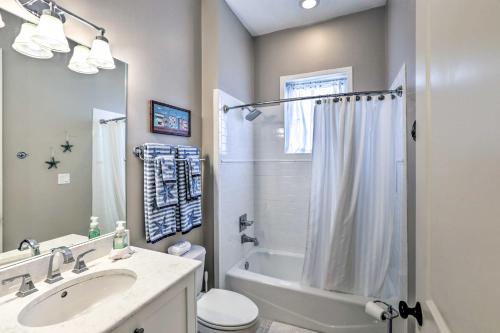 Ένα μπάνιο στο Breezy Home with Grills, Pool and Beach Access!